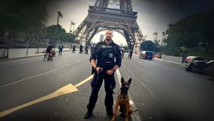 Młodszy aspirant Tomasz Burchardt z psem Ironem w czasie pracy na igrzyskach olimpijskich w Paryżu