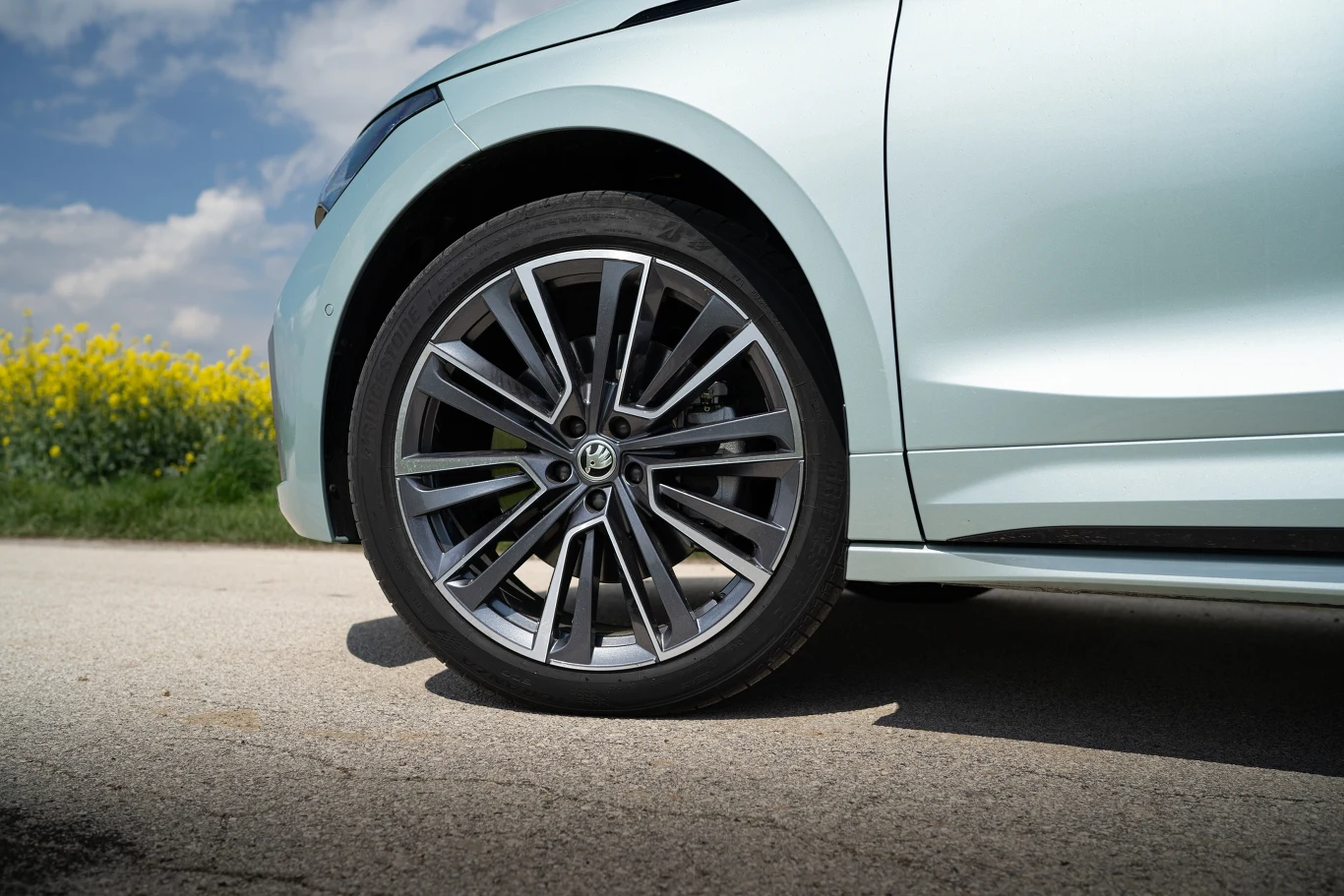 Skoda Enyaq po face liftingu jest mocniejsza od poprzednika. Skoda Enyaq po face liftingu jest mocniejsza od poprzednika.