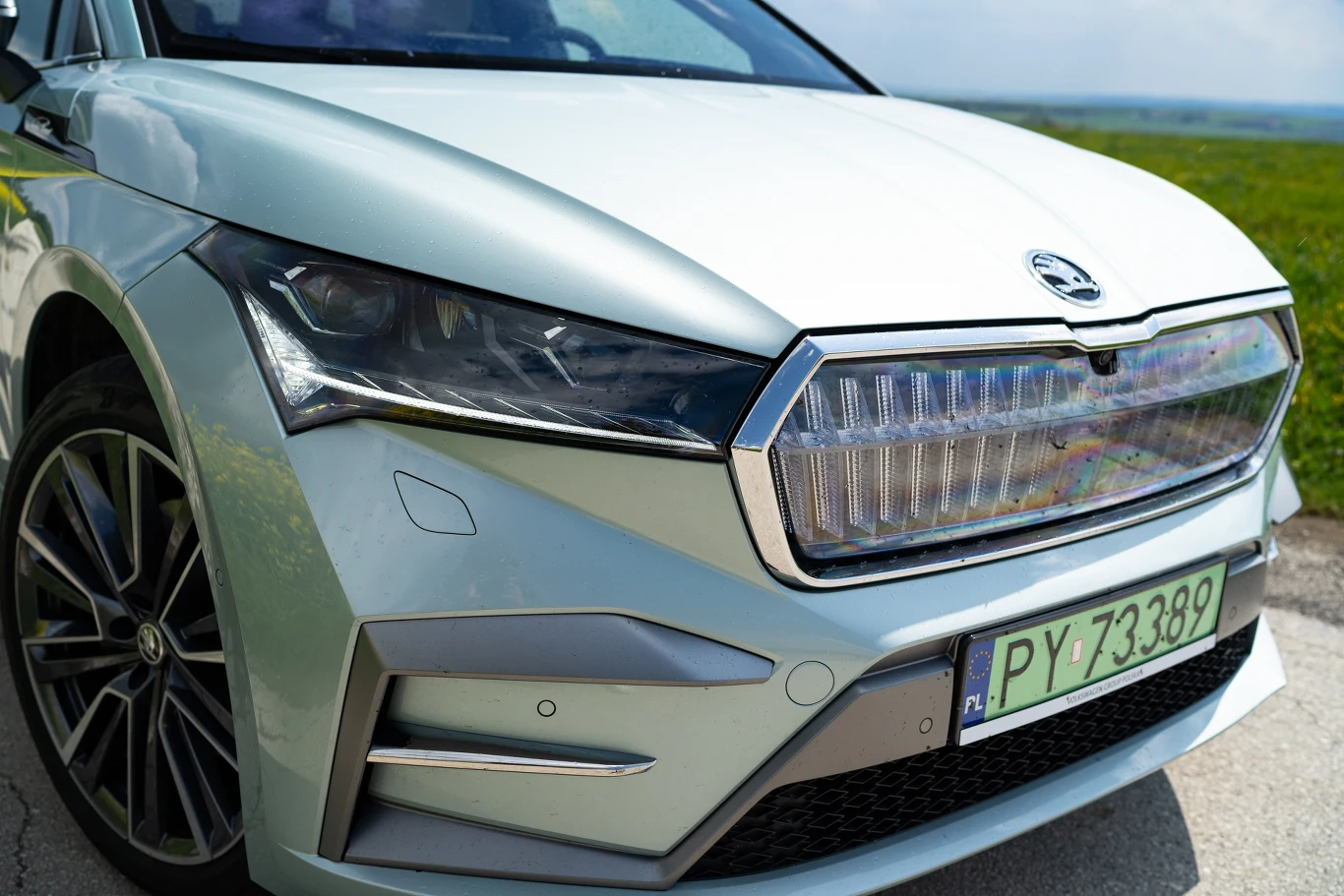 Skoda Enyaq po face liftingu w wersji L&K rozpoznamy po chromowanych akcentach. Skoda Enyaq po face liftingu w wersji L&K rozpoznamy po chromowanych akcentach.