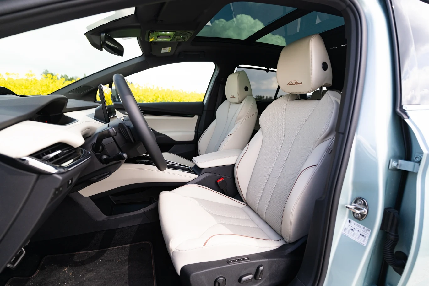 Skoda Enyaq po face liftingu w wersji L&K wyróżnia się bogatszym wyposażeniem. Skoda Enyaq po face liftingu w wersji L&K wyróżnia się bogatszym wyposażeniem.