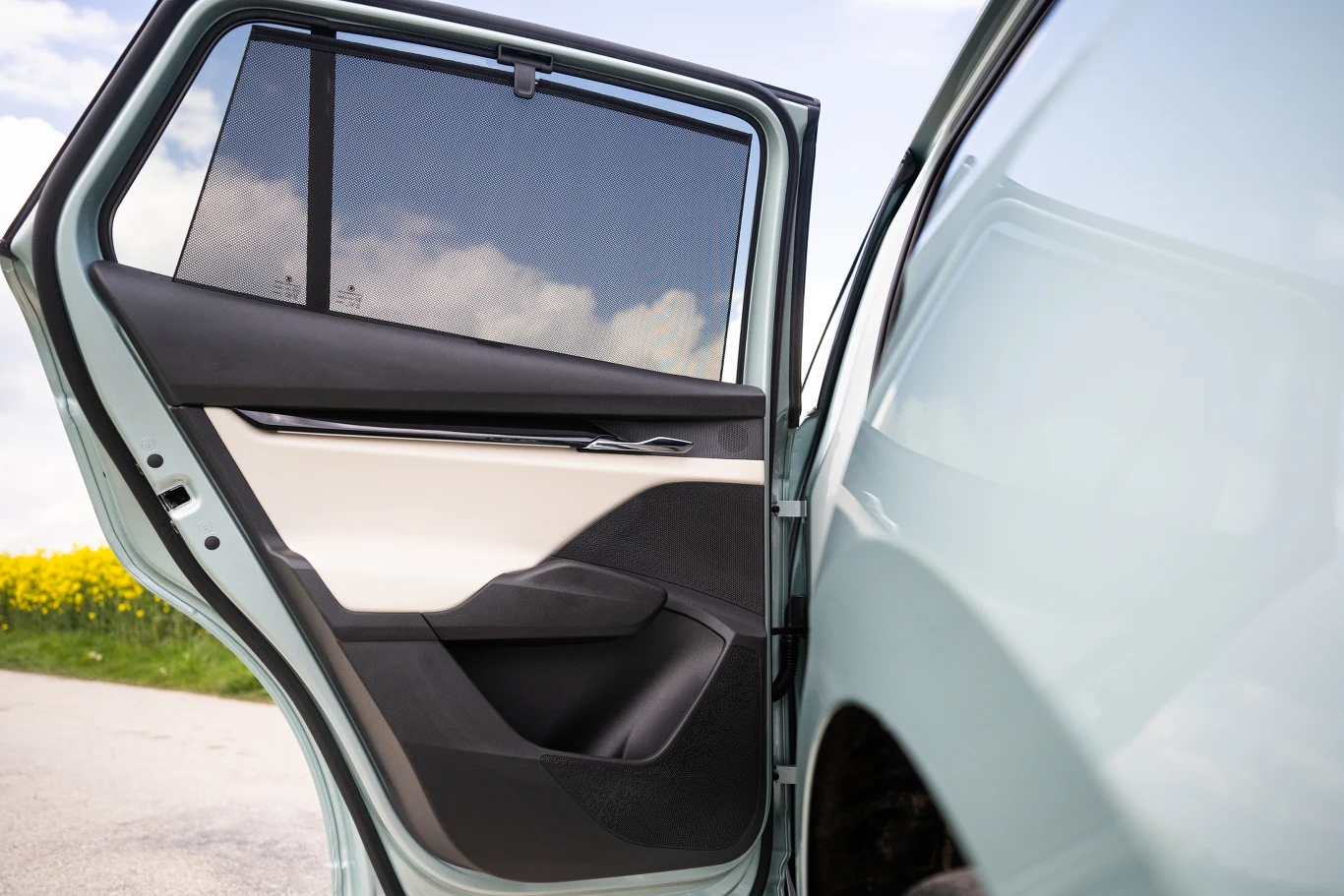 Aby skorzystać z blokady drzwi w samochodzie, trzeba najpierw otworzyć drzwi i spojrzeć na ich wewnętrzną krawędź, widoczną tylko po otwarciu.