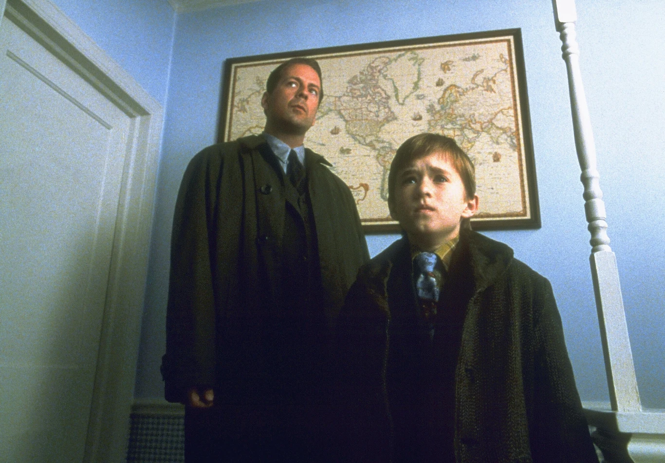 Bruce Willis i Haley Joel Osment w filmie "Szósty zmysł"