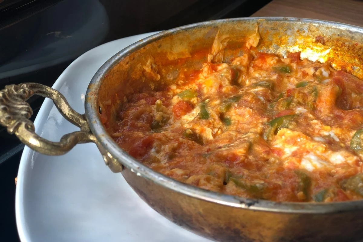 Menemen często mylone jest z szakszuką Menemen często mylone jest z szakszuką