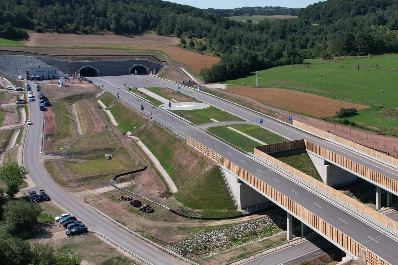 Wykonawca odcinka drogi ekspresowej S3 opublikował film promocyjny dla Czechów. Wykonawca odcinka drogi ekspresowej S3 opublikował film promocyjny dla Czechów.