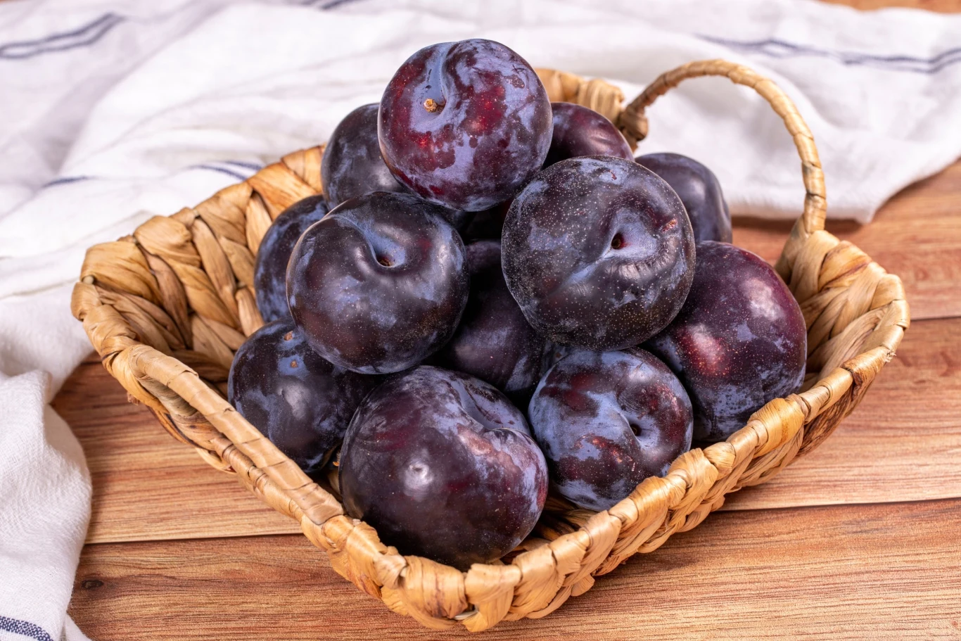 Śliwki dostarczają wielu witamin i minerałów. To także dobre źródło błonnika pokarmowego i antyoksydantów. Śliwki dostarczają wielu witamin i minerałów. To także dobre źródło błonnika pokarmowego i antyoksydantów.