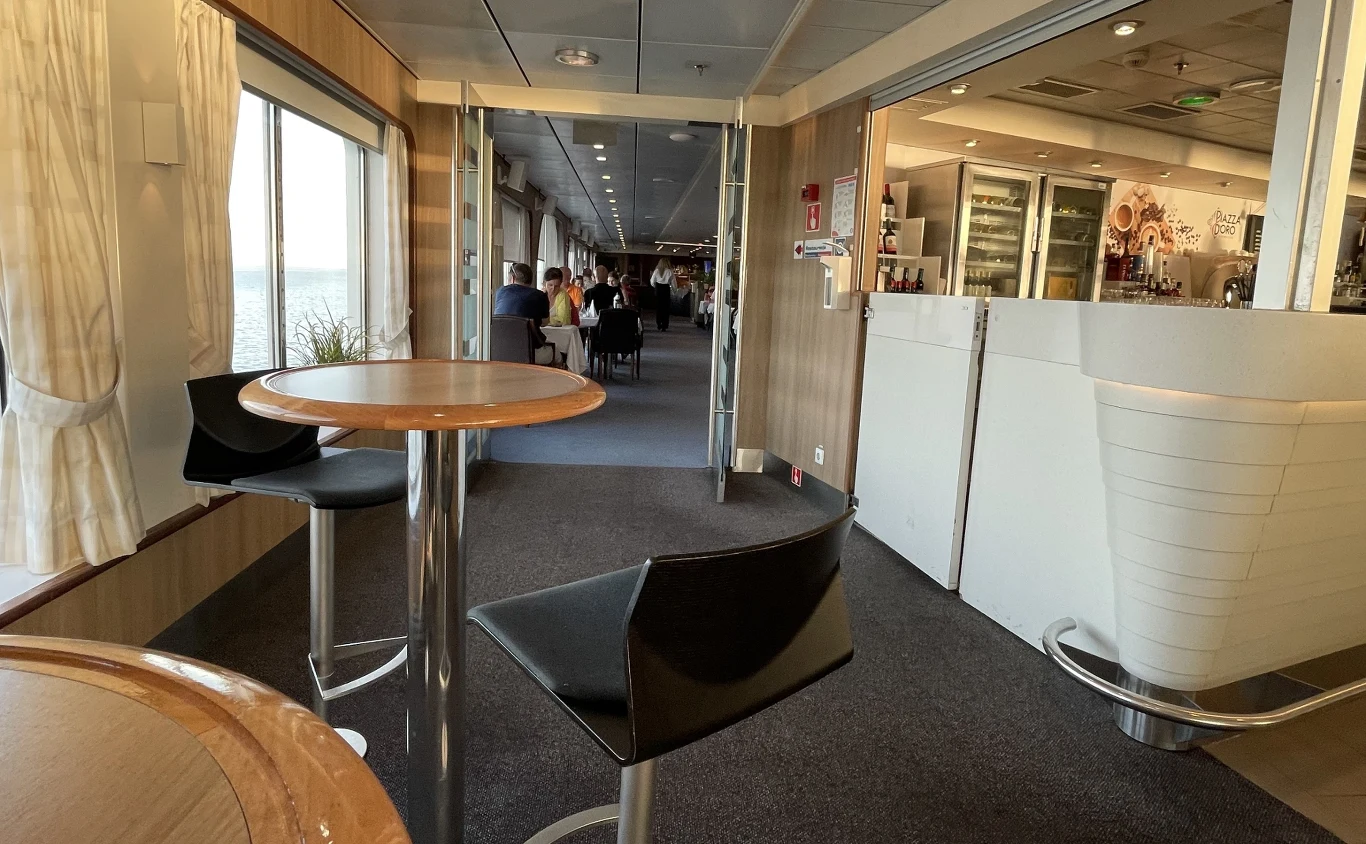 Na promie można odpocząć w barach i restauracji. Oczywiście z widokiem na morze Na promie można odpocząć w barach i restauracji. Oczywiście z widokiem na morze