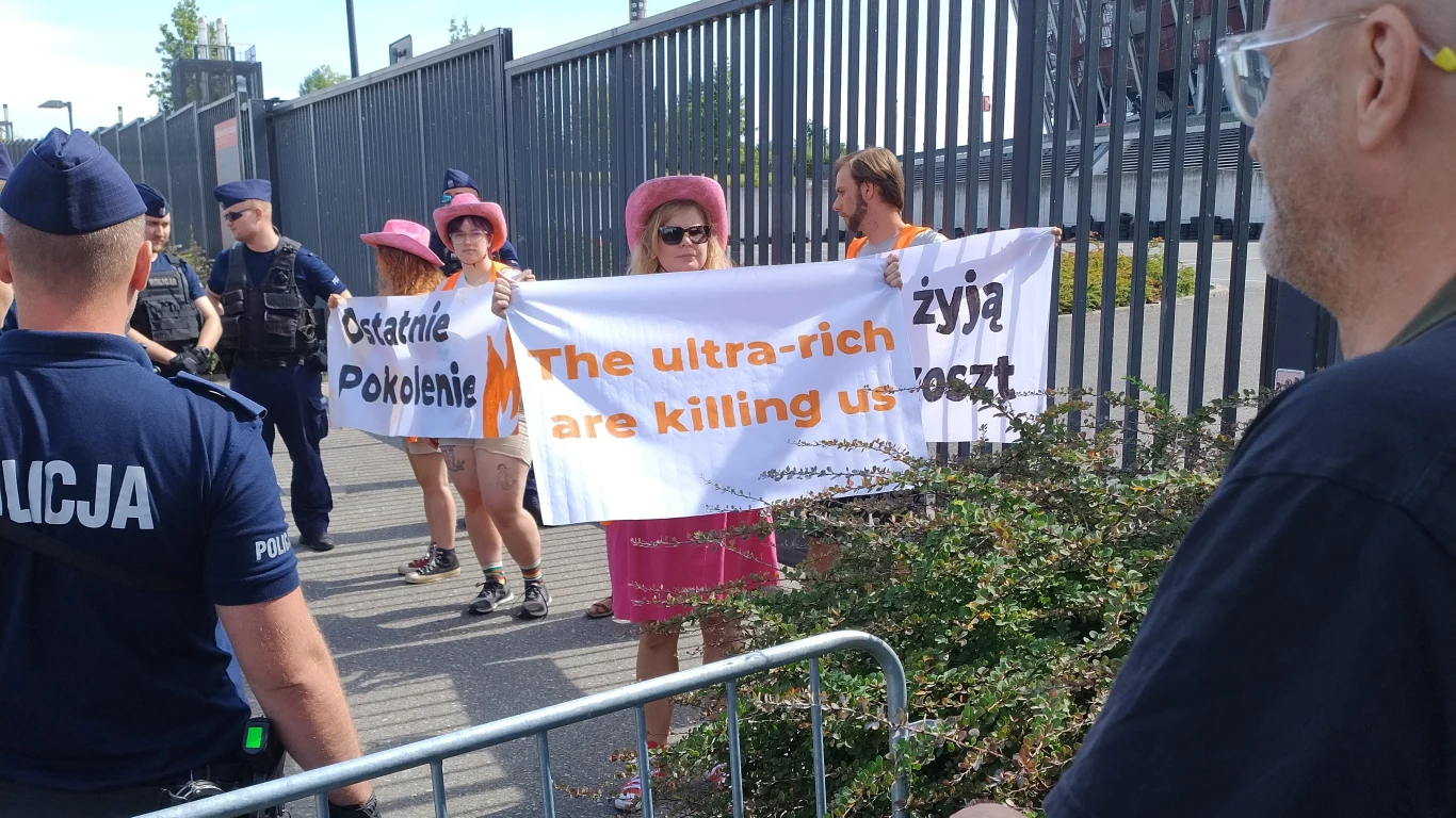 W piątek aktywiści i aktywistki Ostatniego Pokolenia protestowali pod Stadionem Narodowym w Warszawie, gdzie odbywają się koncerty amerykańskiej piosenkarki Taylor Swift W piątek aktywiści i aktywistki Ostatniego Pokolenia protestowali pod Stadionem Narodowym w Warszawie, gdzie odbywają się koncerty amerykańskiej piosenkarki Taylor Swift