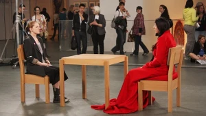 Marina Abramović w czasie jednego ze swoich performansów