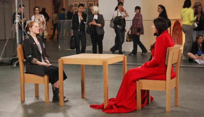 Marina Abramović w czasie jednego ze swoich performansów