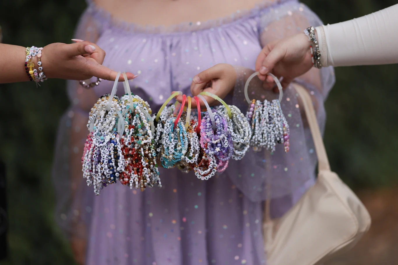 Bransoletki przyjaźni przygotowane przez Swifties