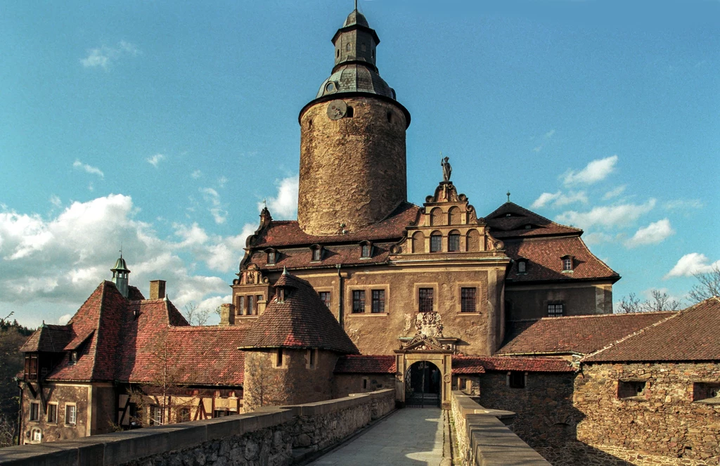 Zamek Czocha został wzniesiony w latach 1241–1247 na zlecenie czeskiego króla Wacława I. Zamek Czocha został wzniesiony w latach 1241–1247 na zlecenie czeskiego króla Wacława I.