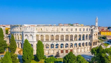 Amfiteatr w Puli to jeden z najlepiej rozpoznawanych, chorwackich zabytków. To największy i najlepiej zachowany, starożytny zabytek w tym kraju. 