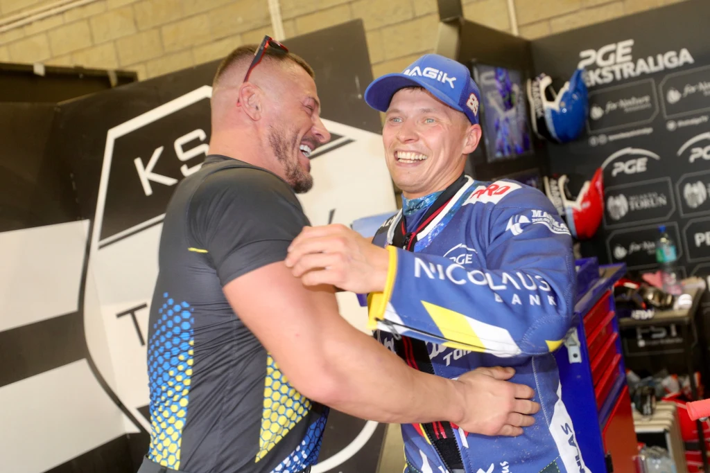 Uśmiechnięty Emil Sajfutdinow po zwycięstwie nad Motorem Lublin