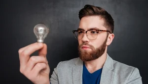 Żywi się cukrem, gromadzi cholesterol i mógłby zasilić żarówkę. Ludzki mózg rozwija się aż do pięćdziesiątego roku życia