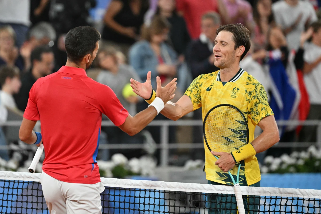 Matthew Ebden na zdjęciu z Novakiem Djokoviciem