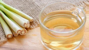 Napar z trawy cytrynowej sprawdzi się przy migrenie, przeziębieniu, problemach z trawieniem lub stawami