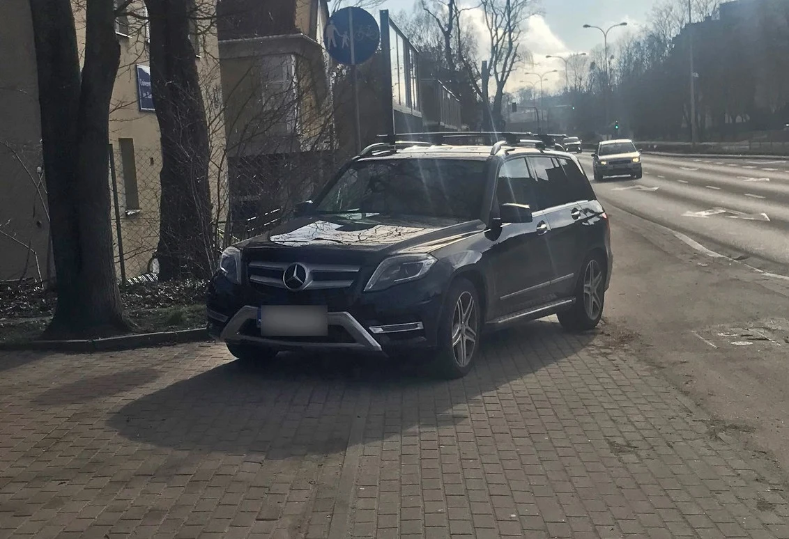 Kierowca Mercedesa GLK zablokował ciąg pieszo-rowerowy Kierowca Mercedesa GLK zablokował ciąg pieszo-rowerowy