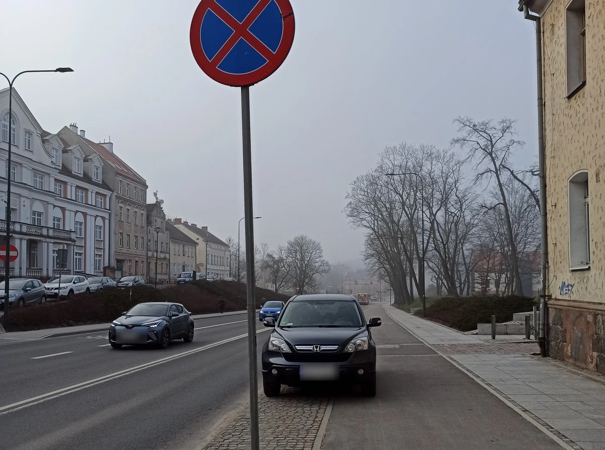 Honda CR-V stoi na zakazie, a do tego na drodze dla rowerów Honda CR-V stoi na zakazie, a do tego na drodze dla rowerów