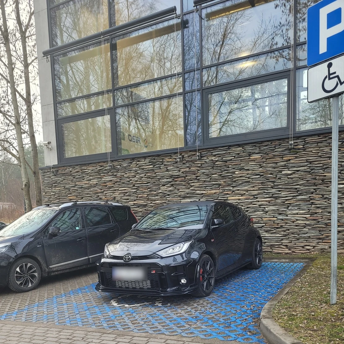 Parkowanie na miejscu dla niepełnosprawnych w wykonaniu kierowcy Toyoty GR Yaris Parkowanie na miejscu dla niepełnosprawnych w wykonaniu kierowcy Toyoty GR Yaris