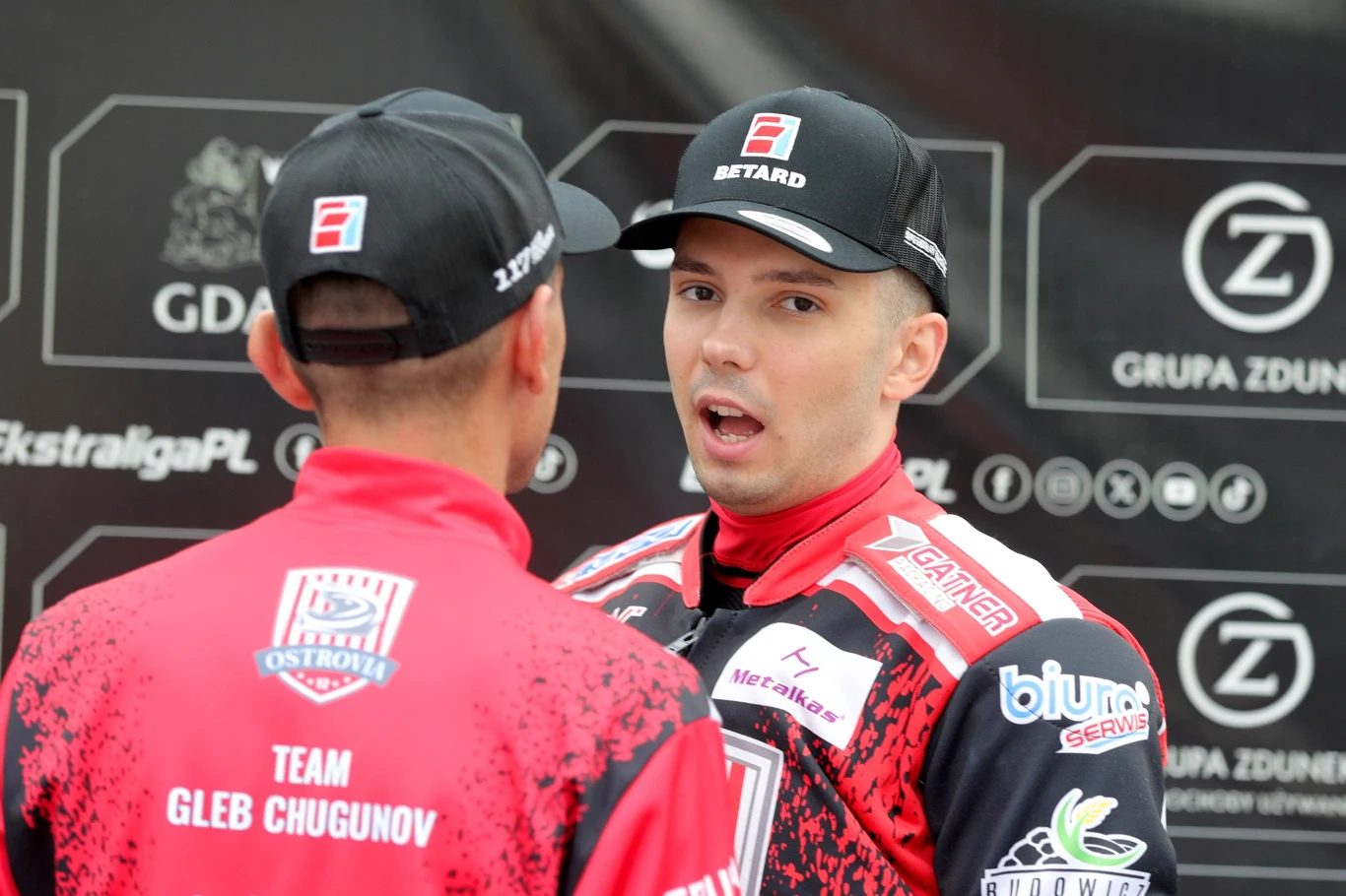 Gleb Czugunow przekazuje mechanikowi swoje uwagi.