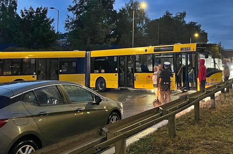 Kierowca autobusu wjechał pod prąd i zablokował DTŚ