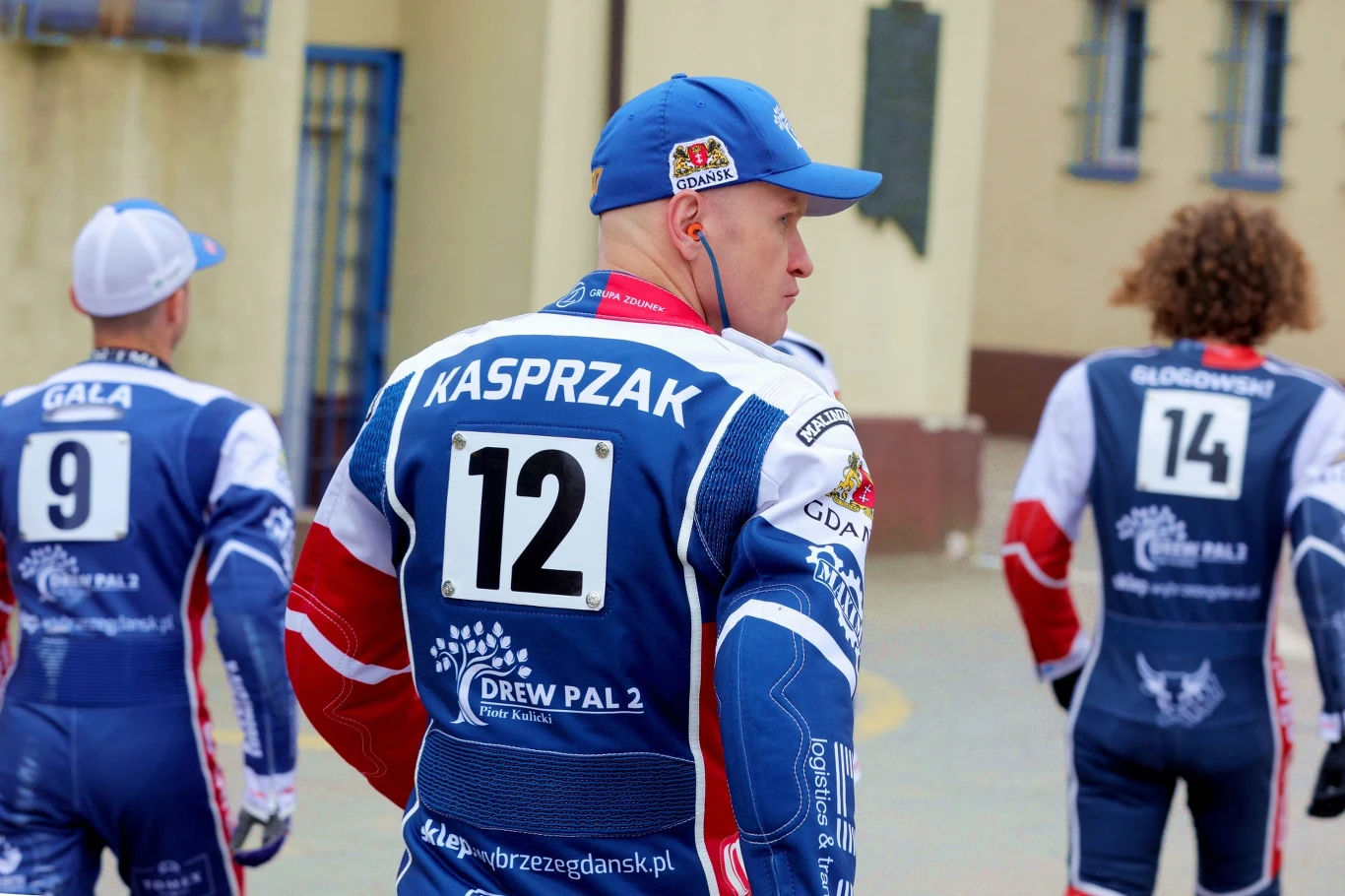 Krzysztof Kasprzak w drodze na prezentację. Krzysztof Kasprzak w drodze na prezentację.