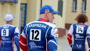 Krzysztof Kasprzak w drodze na prezentację.