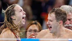 Paryż 2024. Reprezentacja Stanów Zjednoczonych świętująca rekord świata