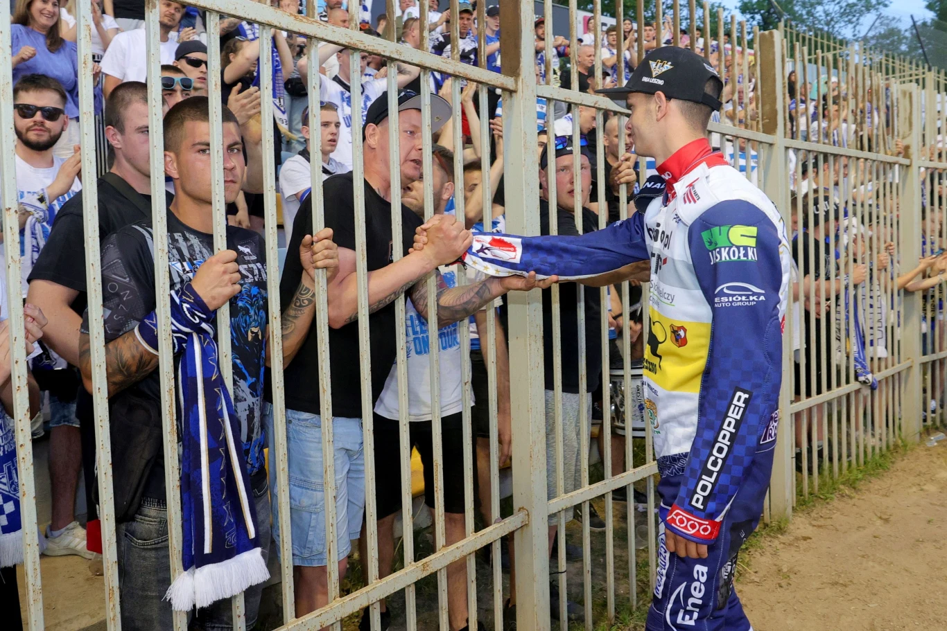 Antoni Mencel dziękuje kibicom Unii Leszno za doping. Antoni Mencel dziękuje kibicom Unii Leszno za doping.