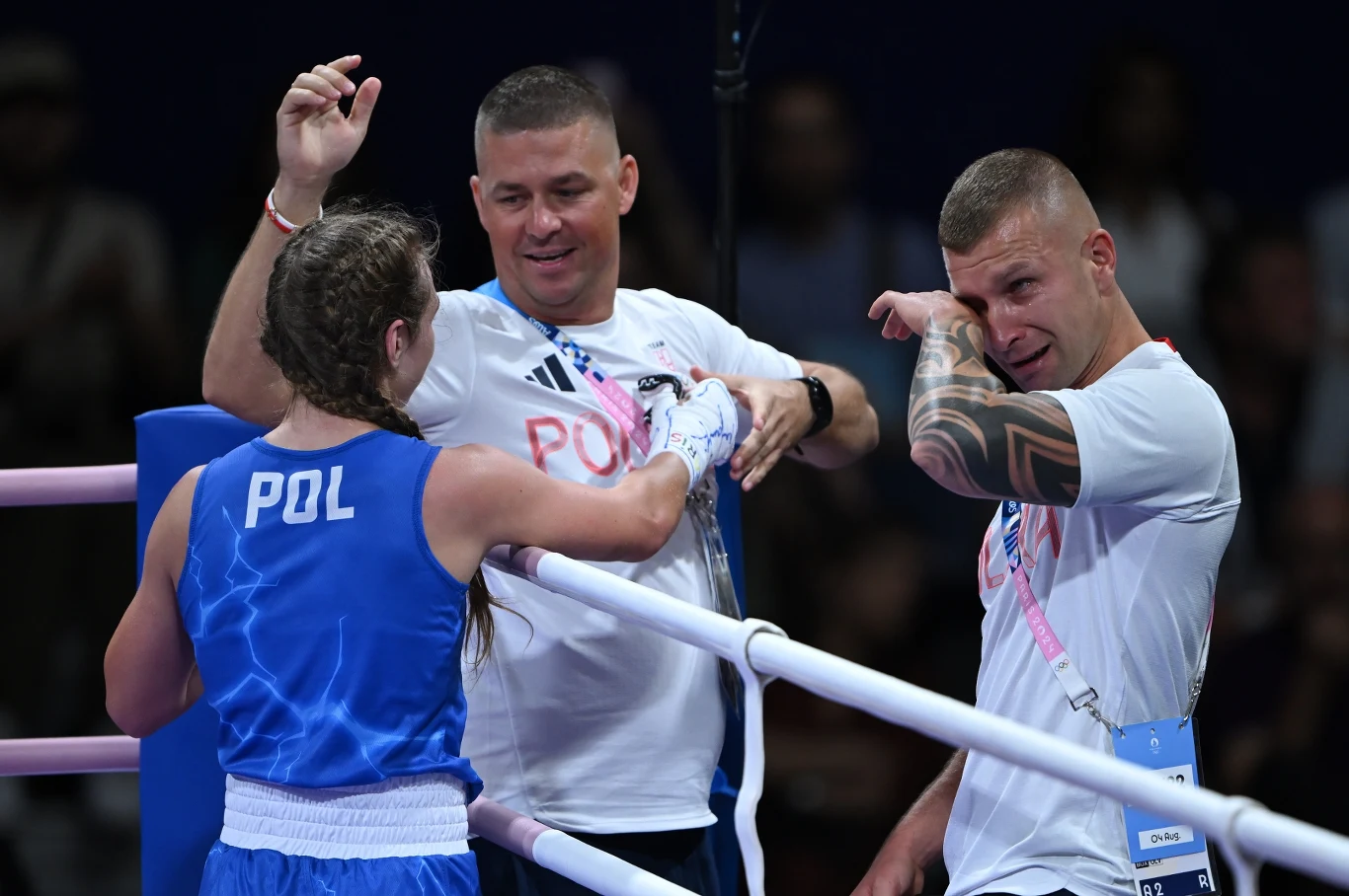 Trener Tomasz Dylak ociera łzy zaraz po triumfie Julii Szeremety Trener Tomasz Dylak ociera łzy zaraz po triumfie Julii Szeremety