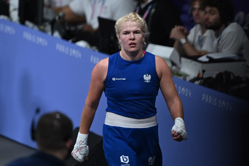 Elżbieta Wójcik wściekła opuszczała halę Elżbieta Wójcik wściekła opuszczała halę