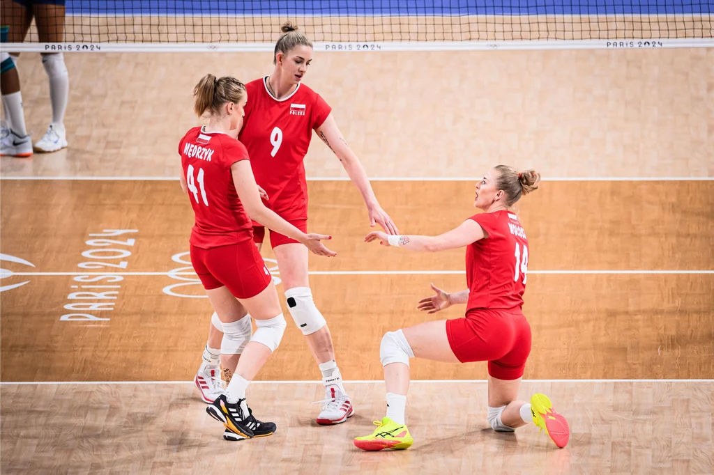 Polskie siatkarki w czasie meczu z Brazylią, od lewej: Natalia Mędrzyk, Magdalena Stysiak, Joanna Wołosz Polskie siatkarki w czasie meczu z Brazylią, od lewej: Natalia Mędrzyk, Magdalena Stysiak, Joanna Wołosz