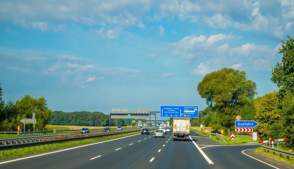 Podróżowanie autostradą tylko teoretycznie wydaje się być łatwiejsze aniżeli drogą publiczną