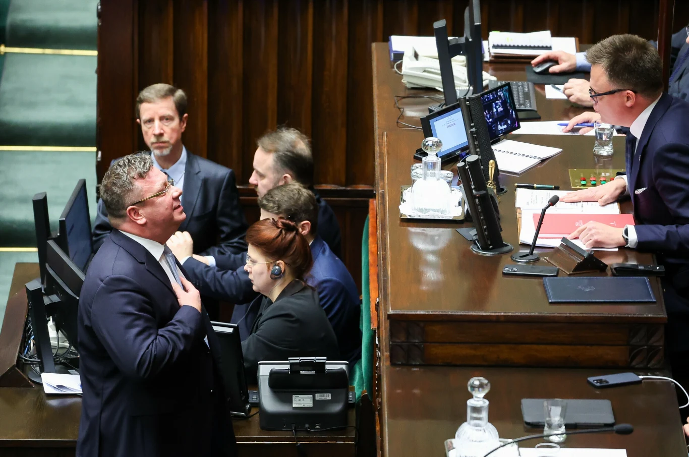 Michał Wójcik dyskutuje z marszałkiem Sejmu Szymonem Hołownią Michał Wójcik dyskutuje z marszałkiem Sejmu Szymonem Hołownią