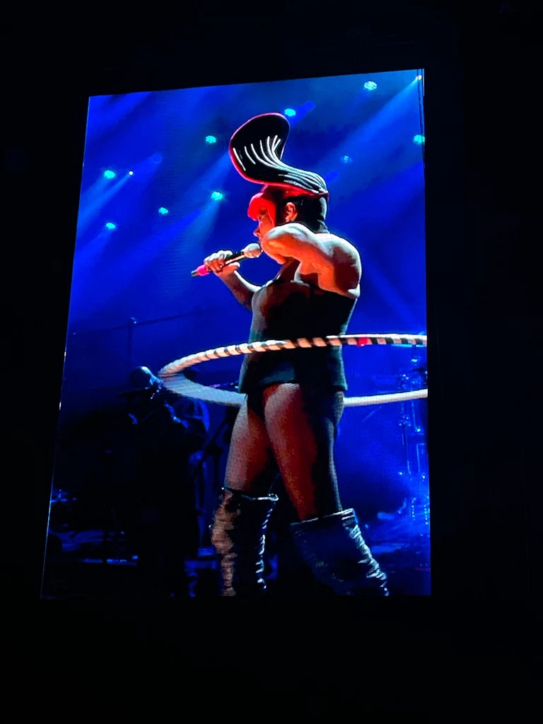 Grace Jones kręci hula hop podczas występu na OFF Festivalu