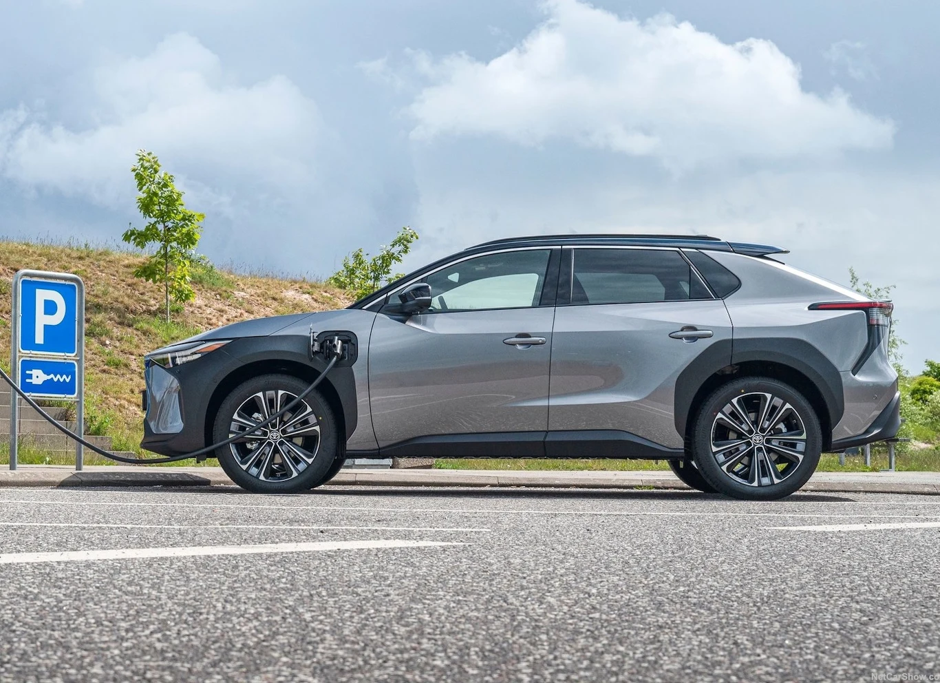 W testach Auto Bild Toyota bZ4X straciła na autostradzie aż 47 proc. deklarowanego zasięgu W testach Auto Bild Toyota bZ4X straciła na autostradzie aż 47 proc. deklarowanego zasięgu