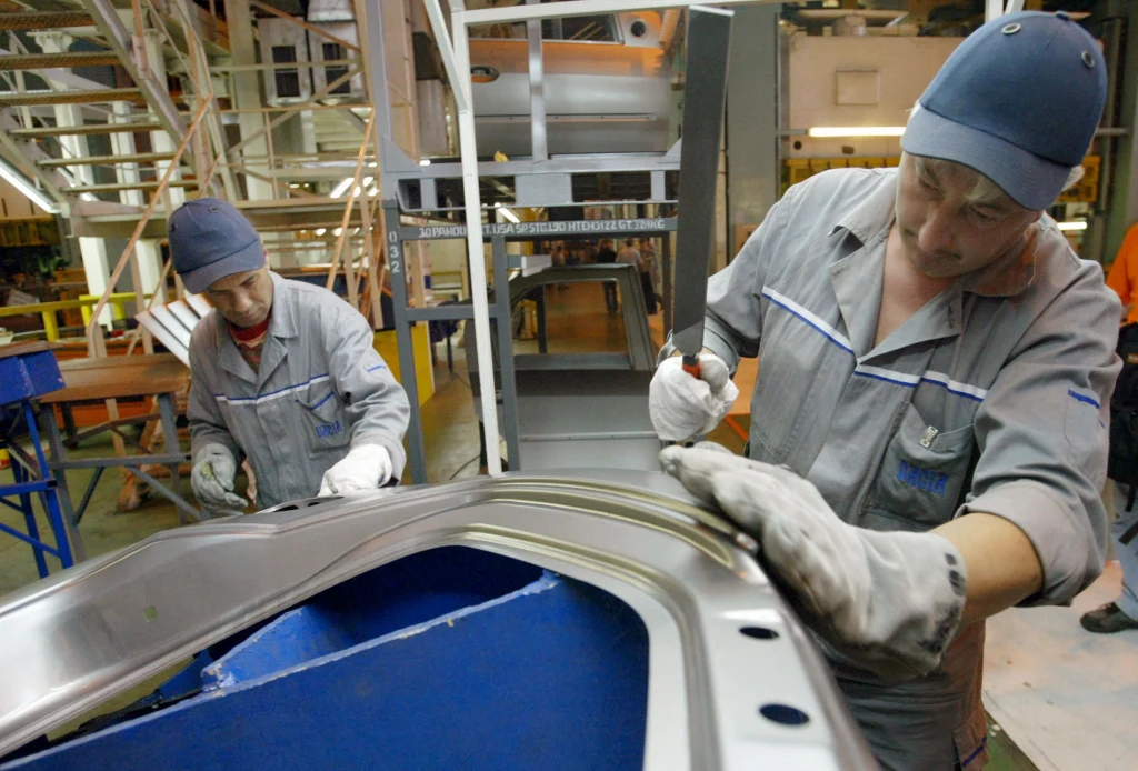 Rumunia stawia na reindustralizację kraju, szczególnie wspierając przemysł motoryzacyjny. Na zdj. fabryka Dacii w Mioveni