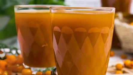 Sok z rokitnika można przygotować z cukrem lub bez cukru