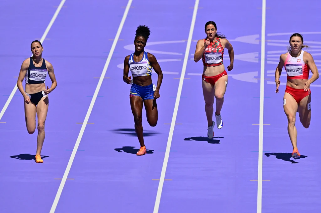 Nicole Caicedo (druga z lewej), przekombinowała w poniedziałek. A Kryscinie Cimanouskiej do półfinału zabrakło dwóch setnych...