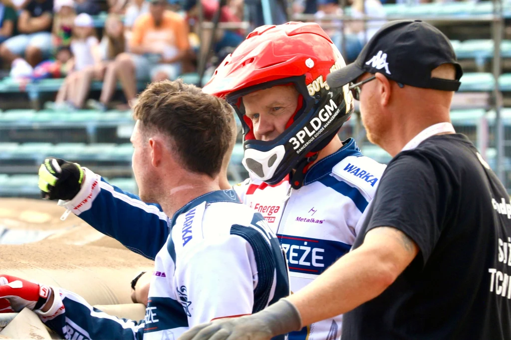 Krzysztof Kasprzak po defekcie motocykla. Krzysztof Kasprzak po defekcie motocykla.