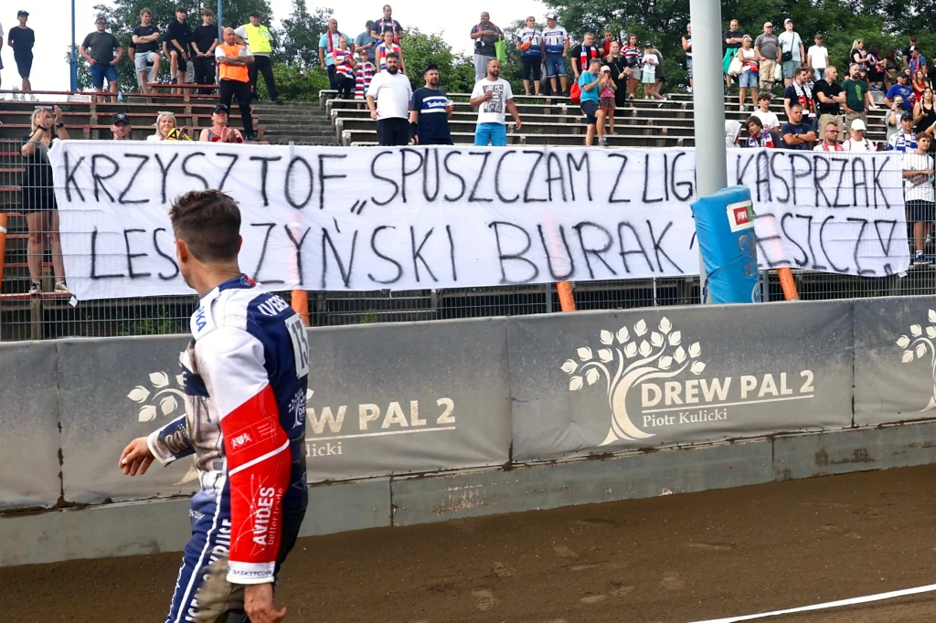 Niels Kristian Iversen ogląda transparent przygotowany dla Krzysztofa Kasprzaka.
