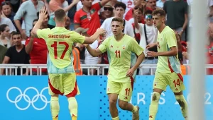 Fermin Lopez (na środku) cieszący się z gola w półfinale IO