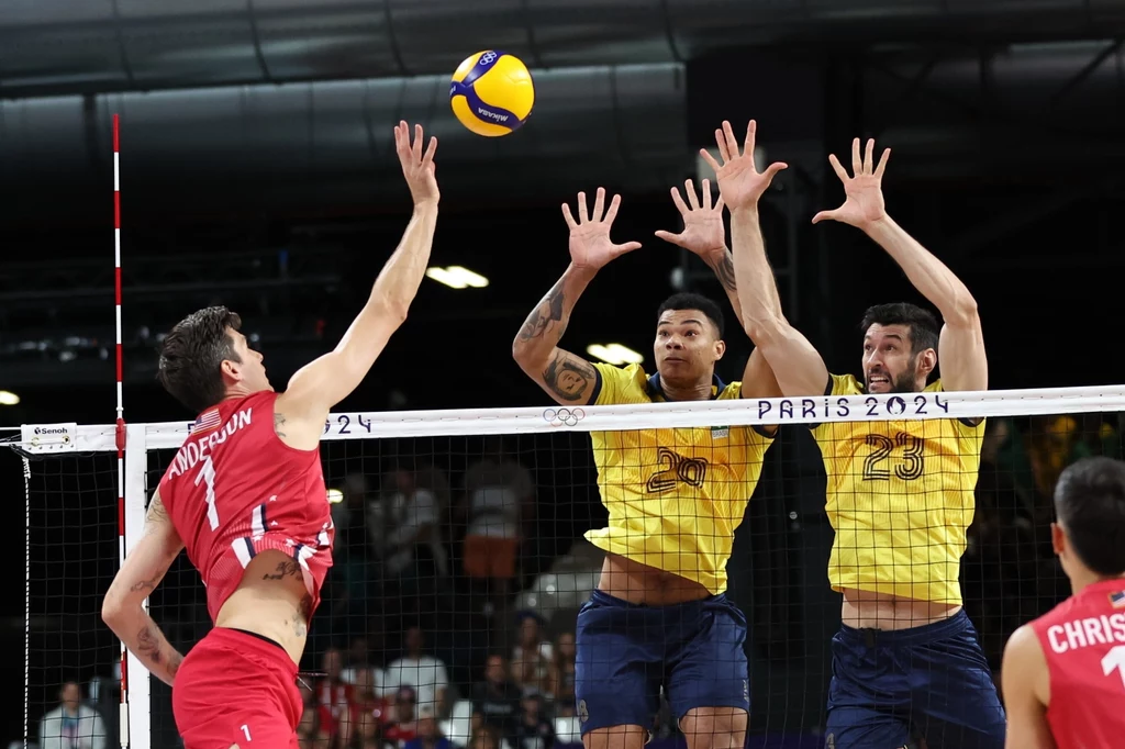 Matthew Anderson atakuje w meczu USA - Brazylia Matthew Anderson atakuje w meczu USA - Brazylia