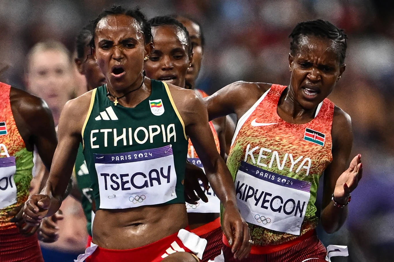 To starcie Gudaf Tsegay i Faith Kipyegon spowodowało późniejszą dyskwalifikację tej drugiej. Ostatecznie i tak ma srebro To starcie Gudaf Tsegay i Faith Kipyegon spowodowało późniejszą dyskwalifikację tej drugiej. Ostatecznie i tak ma srebro