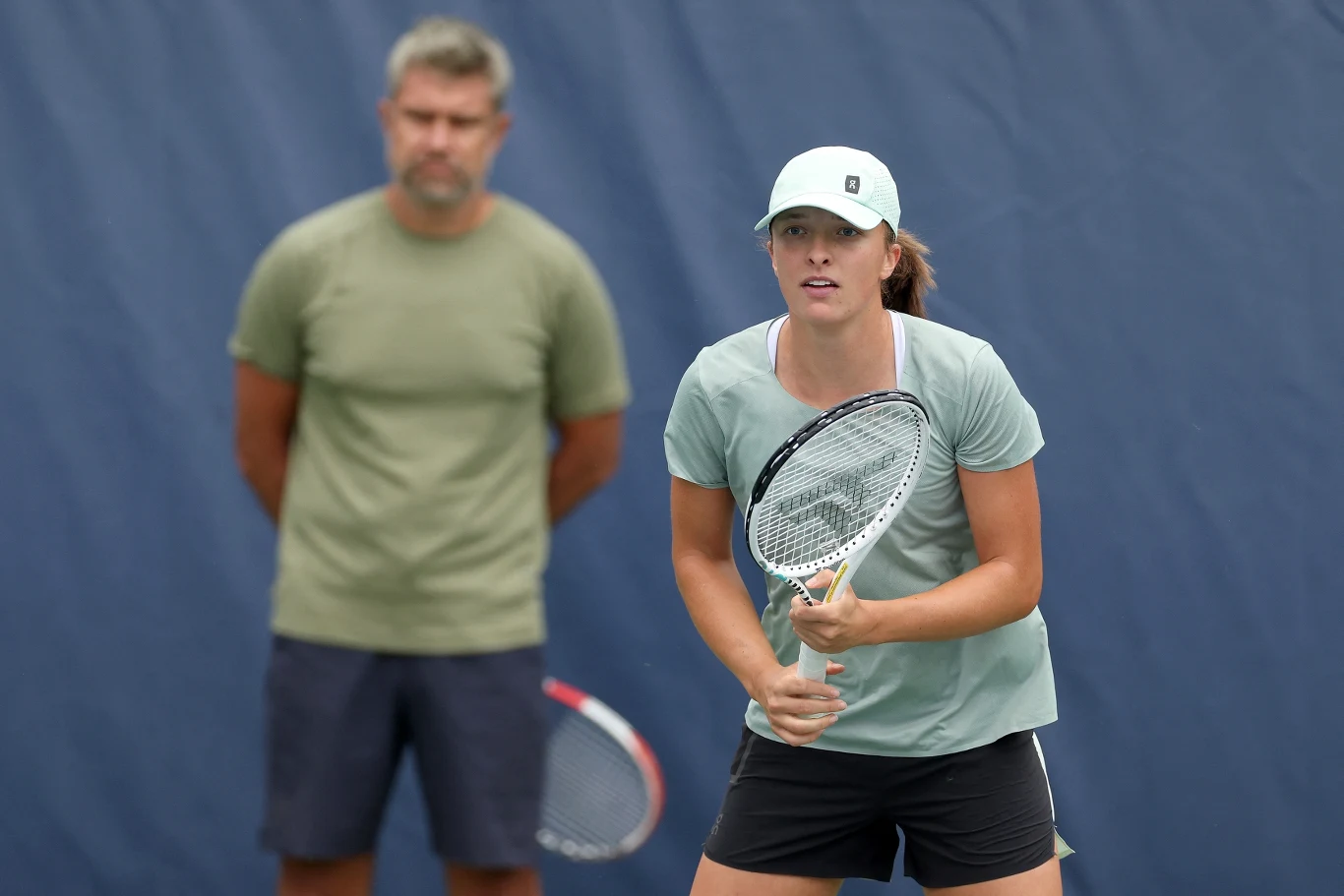 Iga Świątek, w tle Tomasz Wiktorowski
