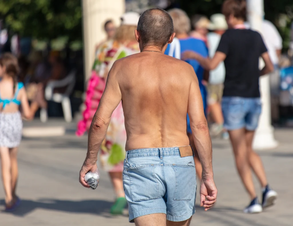 Za chodzenie bez koszulki po mieście grozi mandat.