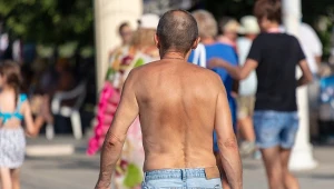 Za chodzenie bez koszulki po mieście grozi mandat.