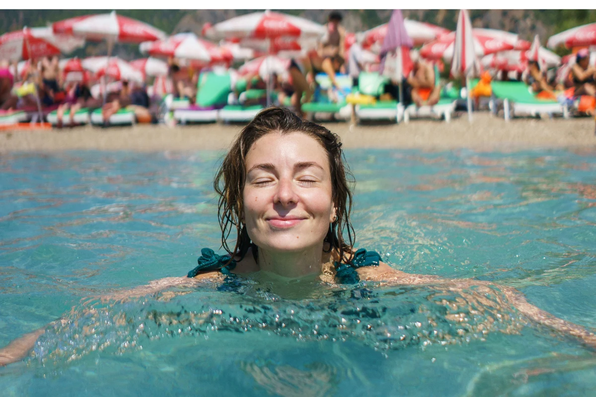 Jaki wpływ na skórę i włosy ma słona woda? O czym warto pamiętać, gdy spędzamy wakacje nad morzem?