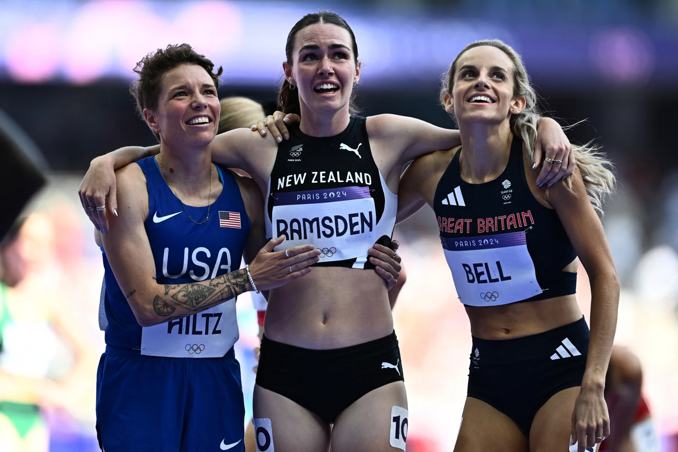 Nikki Hiltz (z lewej) uzyskała awans do półfinału w biegu na 1500 metrów