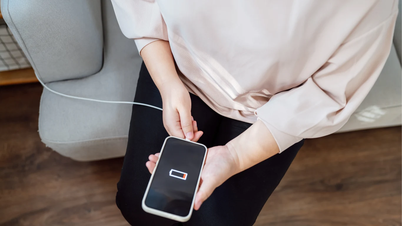 Jeśli często ładujesz baterię telefonu do 100 proc., szybciej się zużyje. Jeśli często ładujesz baterię telefonu do 100 proc., szybciej się zużyje.